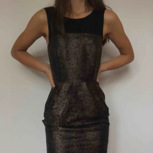 Klänning - Mycket fin och elegant klänning med snake print. Använder den för sällan för att behålla den. Använd ytterst få gånger. Frakt tillkommer