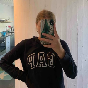  - En fin gap tröja, köpt i USA. Nypris ca 300 kronor. Bra skick!💕💕 säljer den för 60 kronor + 36 kronor frakt 