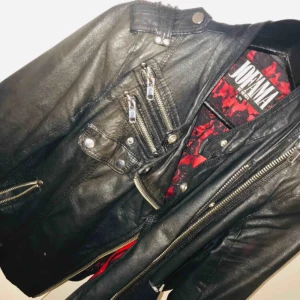  - Skinnjacka från Jofama Kenzas kollektion. Säljer så billigt pga ett hål i vänster ficka. Går och sy enkelt  Strl 42 (M/L)  Köpare står för frakt