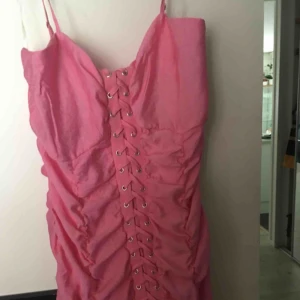  - Oanvänd klänning med tags kvar i storlek M/40. Säljer då den va för stor för mig.  Nypris 799kr. Din för 400kr inklusive frakt annars upphämtning hos mig🎀