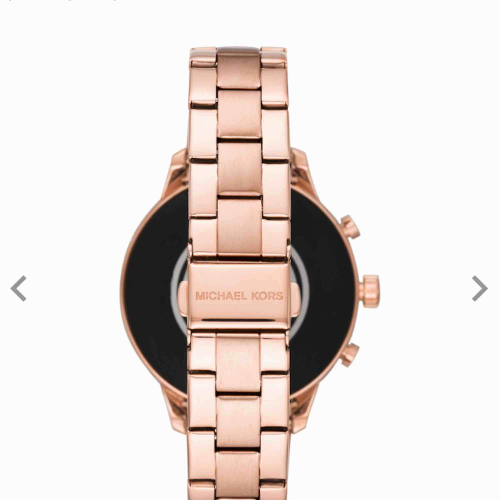 En ny MK smartwhatch, säljer min klocka som är köpt för 4 dar sen på grund av att jag har köpt ist en   Apple Watch. En jättefin klocka i rose gold färg 🙂. Accessoarer.