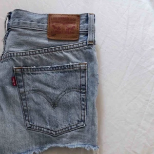  - Säljer de populära Levi’s 501 shortsen då de är för små för mig. De är använda men fortfarande i bra skick. 🌻 Köparen står för frakt