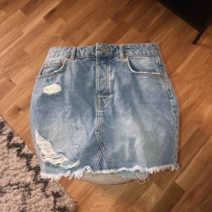  - Kjol från gina tricot! Använd fåtal gånger då jag vuxit ur den! 