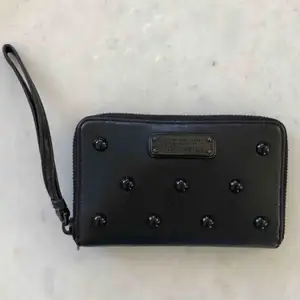 Marc by Marc Jabos black luna studded wallet - svart skinn med nitar på. Nypris 1880kr. Får plats med sedlar, mynt, mobilen och kort. Storlek 16x10 cm. Köparen står för fraktens bekostnad. Pris kan diskuteras, pm för fler bilder!  Cond. 9/10  <3