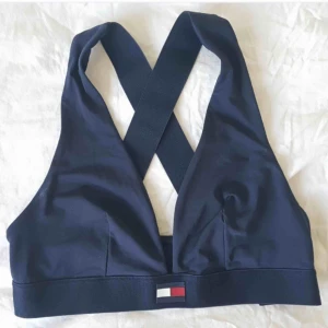  - Skitsnygg bikiniöverdel från Tommy Hilfiger. Sitter jättebra och har en superfin rygg💕