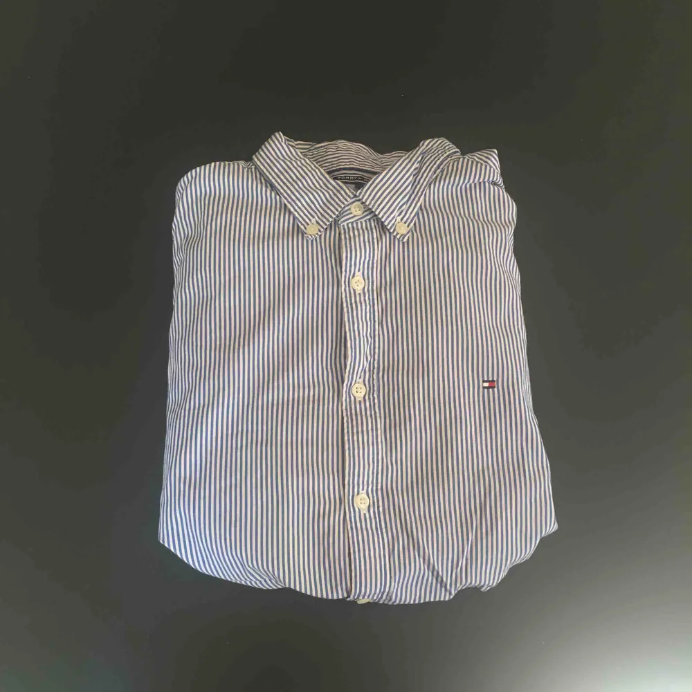Blåvit-randig Tommy Hilfiger skjorta i storlek XL, new york fit. . Skjortor.