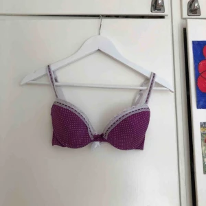  - Lila söt bh med prickar från Jacky Mills. Breda axelband vilket gör den väldigt bekväm!