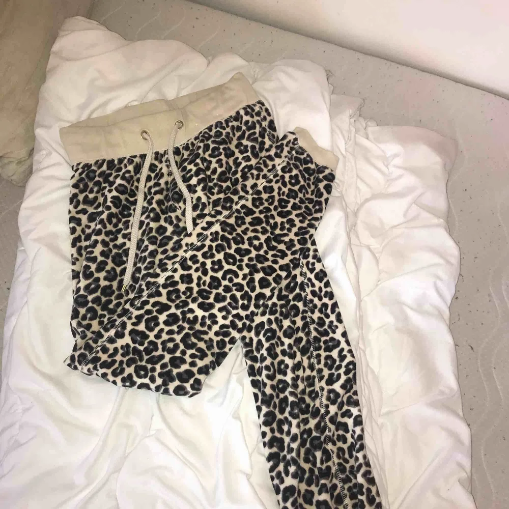Säljer dessa mjuka och bekväma leopard mjukis byxor från Cubus i storlek XS Möts upp i Linköping annars står köparen för frakten. Jeans & Byxor.