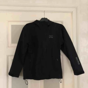 - Hej! Säljer en regnjacka i märket Helly Hansen, storlek M, skulle säga den är mer som en S. Nyskick, knappt använd, inköpt 2018.