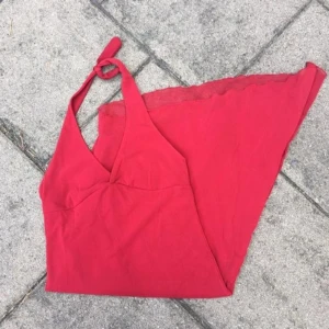  - Säljer denna snygga röda klänningen som man knyter i nacken! ❤❤❤