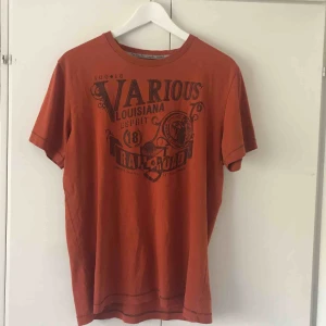  - Orange t-shirt från esprit. 20kr + frakt. Kan mötas i tranåsområdet och sthlm.