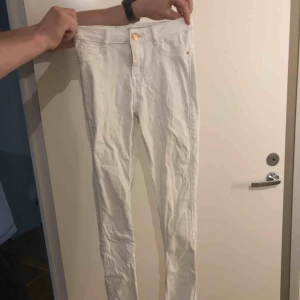  - Vita högmidjade Jens som enbart använts ett fåtal gånger