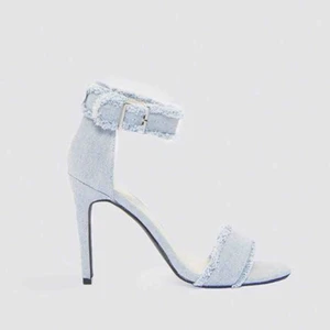  - LINN AHLBORG jeansklack i samarbete med NAKD. Nypris 449kr helt slutsålda  Klackskor oanvända!!  Kan fraktas men köpare betalar frakt  200kr eller bud