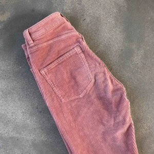  - Snygga rosa manchesterbyxor från Monki🤩