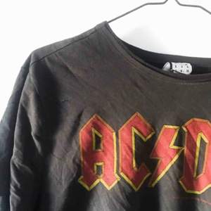 ACDC t-shirt, killtröja men passar tjej. 100kr, kan gå ner i pris vid snabb affär. Köparen står för frakt eller möts upp i Helsingborg. 