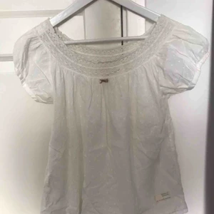  - Vit blus från Odd Molly i storlek 0/XS. Ordinarie pris 900kr