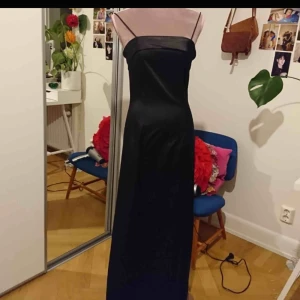  - Jättevacker elegant långklänning i ordentligt tyg från VILA. Längre baktill (släp), sitter tight och formas snyggt efter kroppen. Köpt här på plick och använd under ett examensfirande men i så gott som nyskick. Frakt tillkommer
