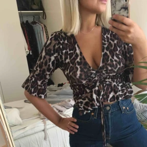  - Topp från Gina Tricot. Använd ett fåtal gånger, nästan nyskick. 