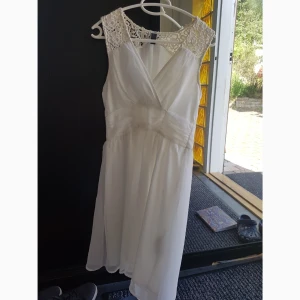  - Vit sommarklänning! Använt 1 gång på en skolavslutning, kommer inte i den längre pga stor byst. Storlek S men funkar även som M.      