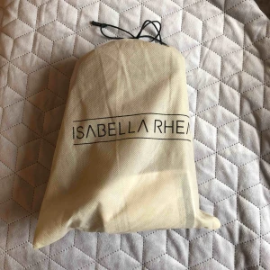 Crossbody  - Crossbody från Isabella Rhea ljusgrå. Använt fåtal gånger. Frakt ingår ej! 