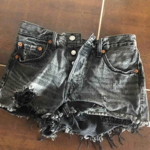  - Svart/gråa heans shorts från Levi’s Strl: W24  Köpa för ca 500kr   Använda få gånger och är i väldigt bra skick  