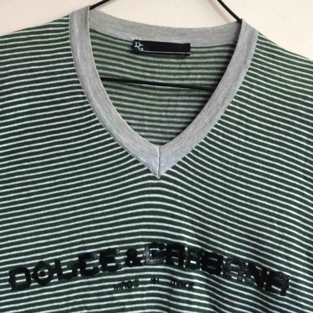 Frakt ingår! Grön/vit-randig tröja från Dolce & Gabbana. T-shirts.