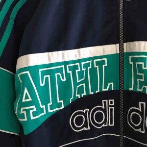  -   Träningsjacka från Adidas. Oversize. Jättefint skick! Frakt tillkommer <3