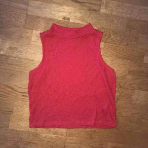  - Röd croptop i skön material! 
