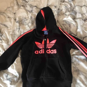  - Säljer denna Adidas huvtröja med neon rosa text och linjer i Storlek S men skulle kunna passa en med storlek M också. Möts upp i Linköping annars står köparen för frakten  