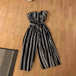  - En helt sjukt fin ärmlös randig byxdress köpt på hm förra året för 500kr. Har endast använt den på min skolavslutning för att den är för liten för mig. Säljs för 200, kan mötas upp i Växjö annars tillkommer frakt.