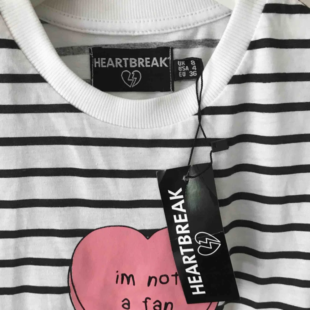Oanvänd tisha från Heartbreak! Jag är ingen fläkt eller jag är inget fan? Välj själv!  Köparen står för frakten 🏅. T-shirts.