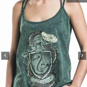 Slytherin linne 150kr inkl frakt Nypris 239kr  Oanvänd Från emp shop