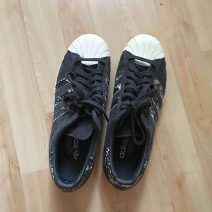  - Svinsnygga adidas skor använda en gång, frakt 64kr. Ej kommit till användning därför d säljs. 