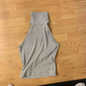  - En helt oanvänd endast testad polokrage linne. Det är jättefint och helt nytt. Dock passar de inte mig. 35 kr + frakt