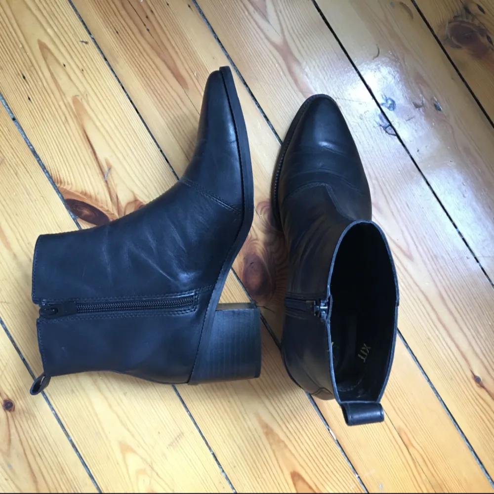 Snygga stilrena boots från XIT, Din Sko inköpta i höstas i äkta skinn. Knappt använda och därför säljer jag dem vidare. Möts upp i Sthlm eller skickas mot fraktkostnad :) . Skor.