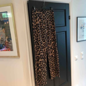  - Fina utsvängda leopardbyxor från pretty little things! Aldrig använda! Enbart prövade!