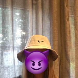 En !fake! Nike bucket hat i färgen ljusgrå. Endast testad en gång. Frakten ingår i priset 💕 xoxo (sista bilden är ej min!) 