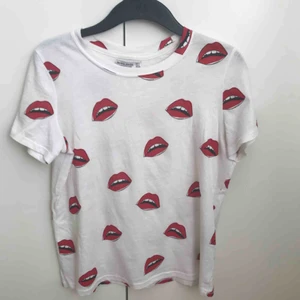  - Snygg T-shirt med läpp-tryck från Bershka