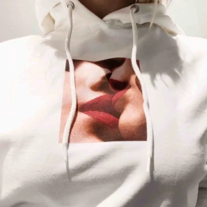  - Vit hoodie, använd fåtal gånger och är i väldigt bra skick. 