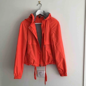  -  Vindjacka som ärr orange från H&M köpt i Hawaii, använd en gång.  Möts i Göteborg eller fraktar för 220 kr🌈