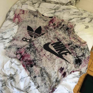  - FAKE!  2stycken skitsnygga t-shirts med adidas och Nike trycket på. Dem är fake men tycker man kan bära upp dem snyggt ändå då dem har väldigt snyggt tyg och mönster.  Båda är i storlek M🌸