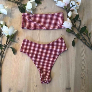 - En oanvänd rödvit rutig bikini från Zaful i storlek S, men skulle säga att underdelen är mer M/L. Säljs pga av förstor underdel. Kan mötas i Sthlm men annars står säljaren för frakt😊