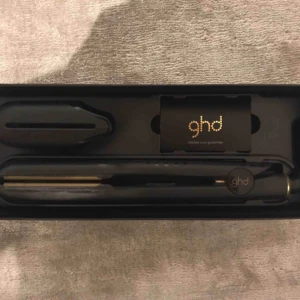  - Säljer min GHD plattång som är väldigt sparsamt använd. Funkar lika bra som första gången jag använde den. Köpte den för 1599kr. Har ni frågor så är det bara att fråga!!:) modellen är V GOLD MAX