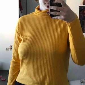  - Gul polotröja!!  Bra skick. Köparen står för frakt, kan mötas upp i stockholmsområdet. 