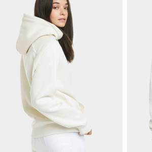 undrar om någon skulle vara intresserad av en vanlig vit hoodie från bikbok i strl XS, skriv om ni skulle va de och för hur mycket ni skulle vilja köpa den för