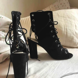  - Klackar ifrån Nelly, använda en gång så dom är som nya!✨