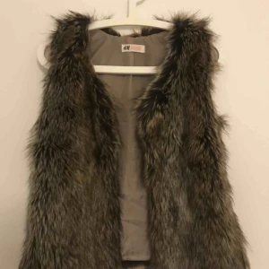  - Pälsväst ( såklart inte äkta päls)ifrån H&M storlek 158/164 men skulle säga att den passar en XS/S