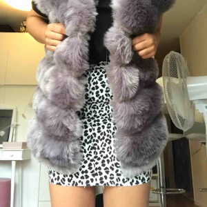  - liten i storlek , jag har vanligtvis S men den sitter snyggt på mig trots att det är en L.  fraktar men köparen står för frakten !  aldrig använd ! 