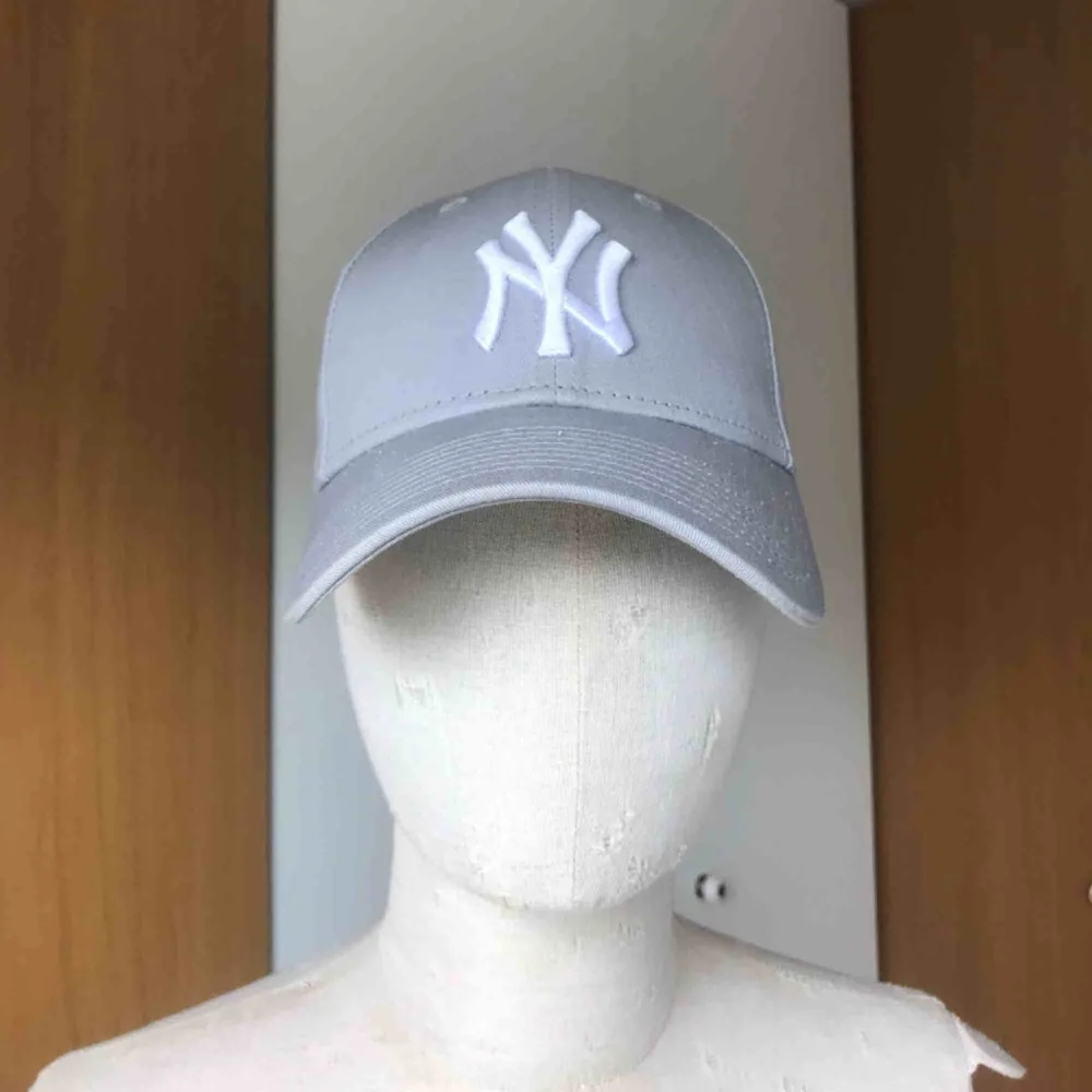 Grå New Era New York Yankees keps. One Size + justering där bak. Knappt använd.. Övrigt.