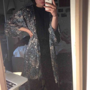  - "Morgonrock" elr en typ av "kimono", men funkar fint som både morgonrock elr som en  kofta över ens outfit🤠såå fin och går med allt. Använd fåtal gånger 